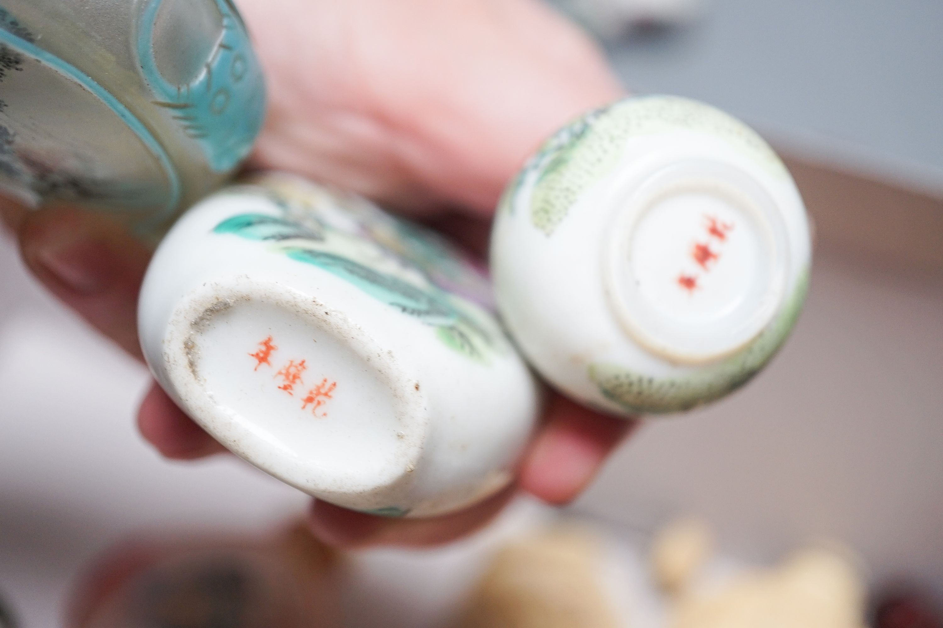 A collection of Chinese snuff bottles, 20th century, including a malachite snuff bottle, 6.2cm (23)